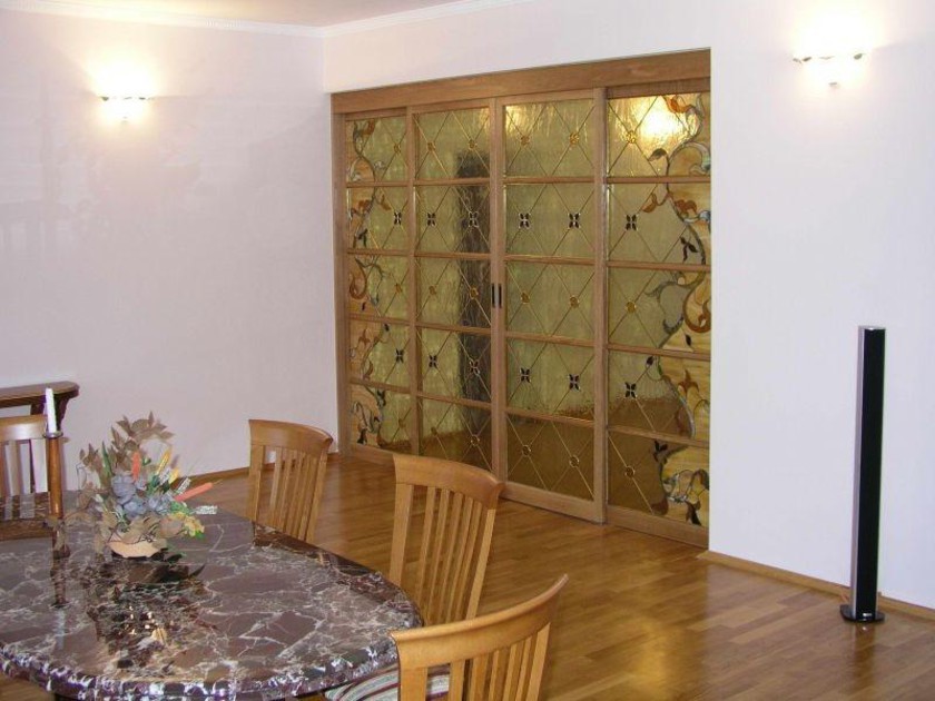 Перегородка для гостиной с цветным стеклом и декоративными вставками Астрахань