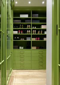 Г-образная гардеробная комната в зеленом цвете Астрахань