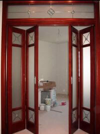 Дверь гармошка с декоративными стеклянными вставками Астрахань