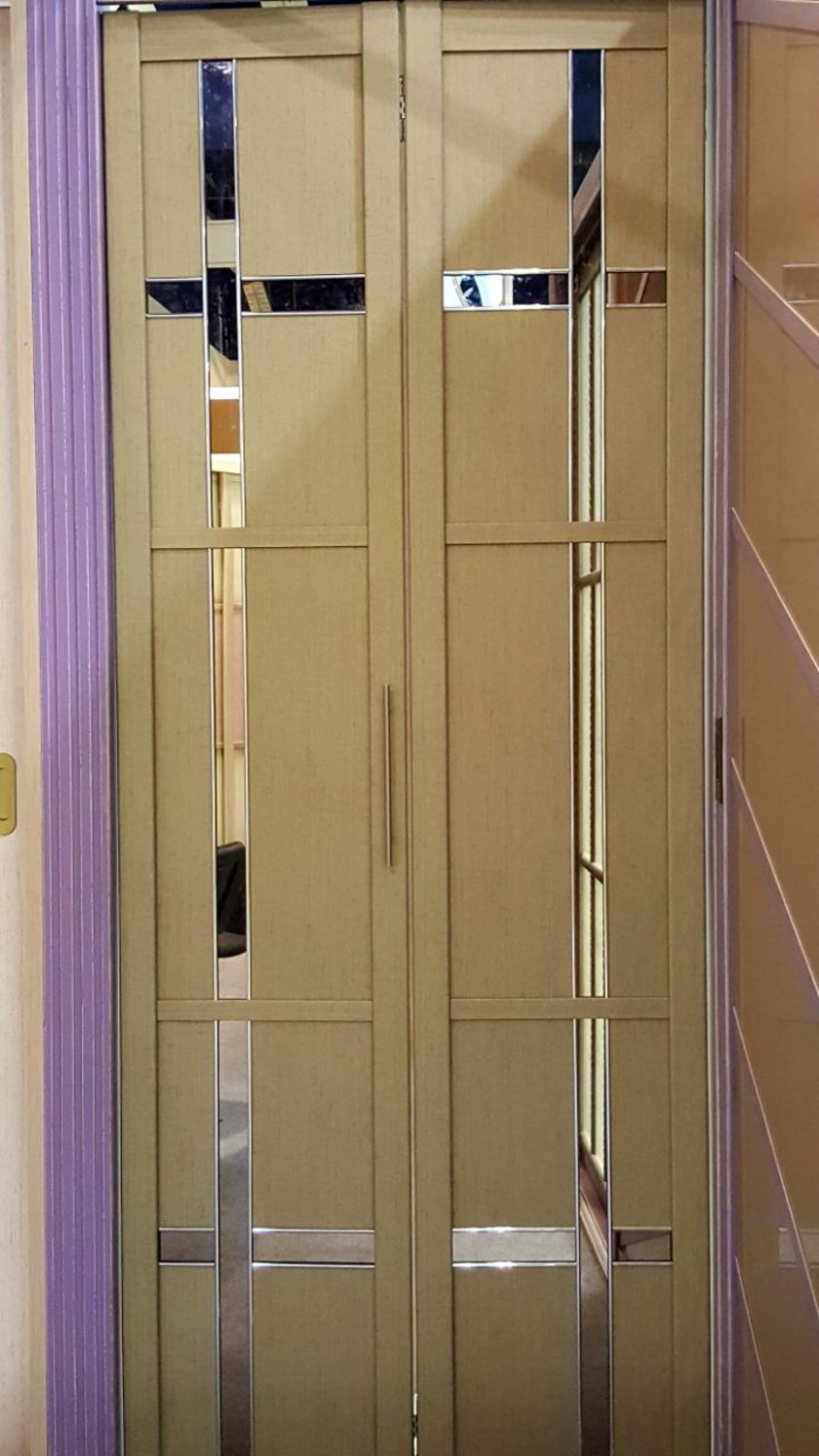 Двери гармошка шпонированные с зеркальным декором Астрахань